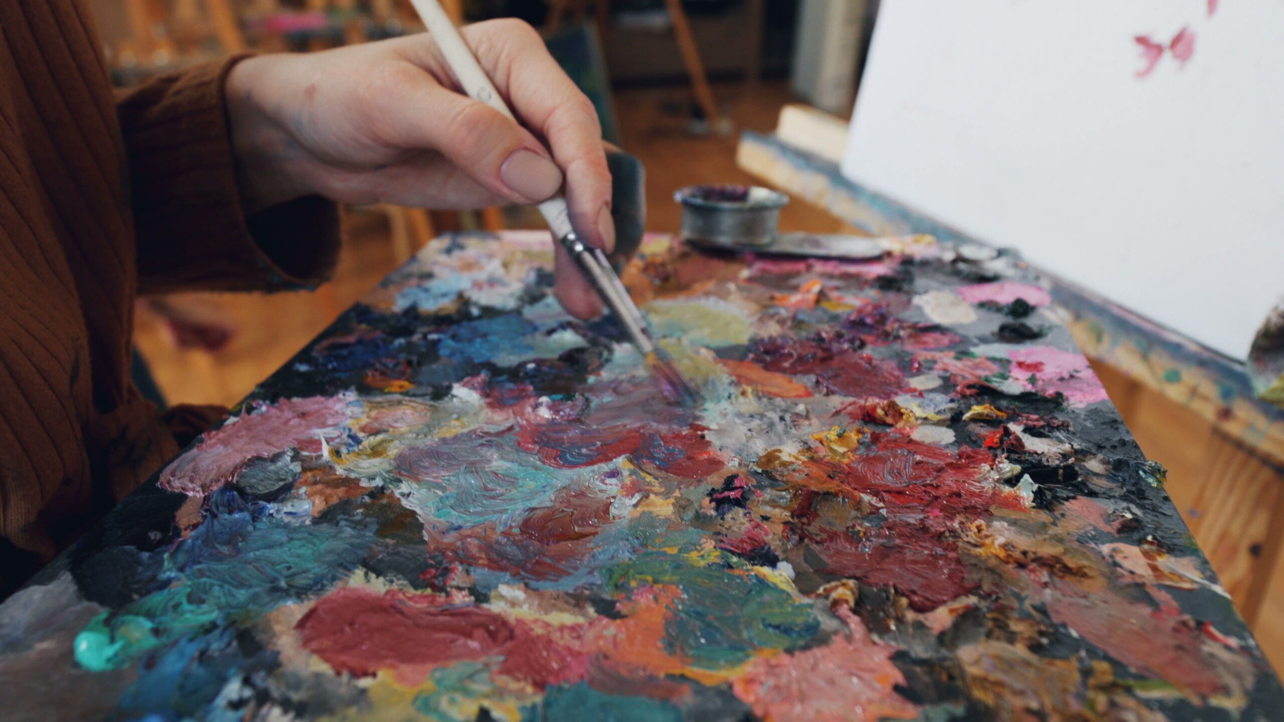 Adult participating in art therapy with Teresa Thompson, ATR, LCSW in Bryn Mawr